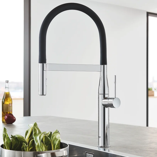 GROHE Essence Professional single-lever sink mixer, 360° swivel spout, high spout, 2 spray options. A modern kitchen tap in a matt stainless-steel-loo